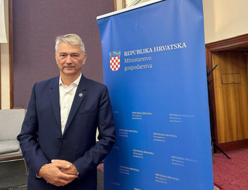 Obrtnicima dodijeljeni ugovori za naukovanje ukupno vrijedni 1,25 milijuna eura, među njima je i Stjepan Kenjerić iz Slatine koji je naglasio kako teorija i praksa moraju ići zajedno, jer tada ćemo dobiti i dobre obrtnike i dobre poduzetnike